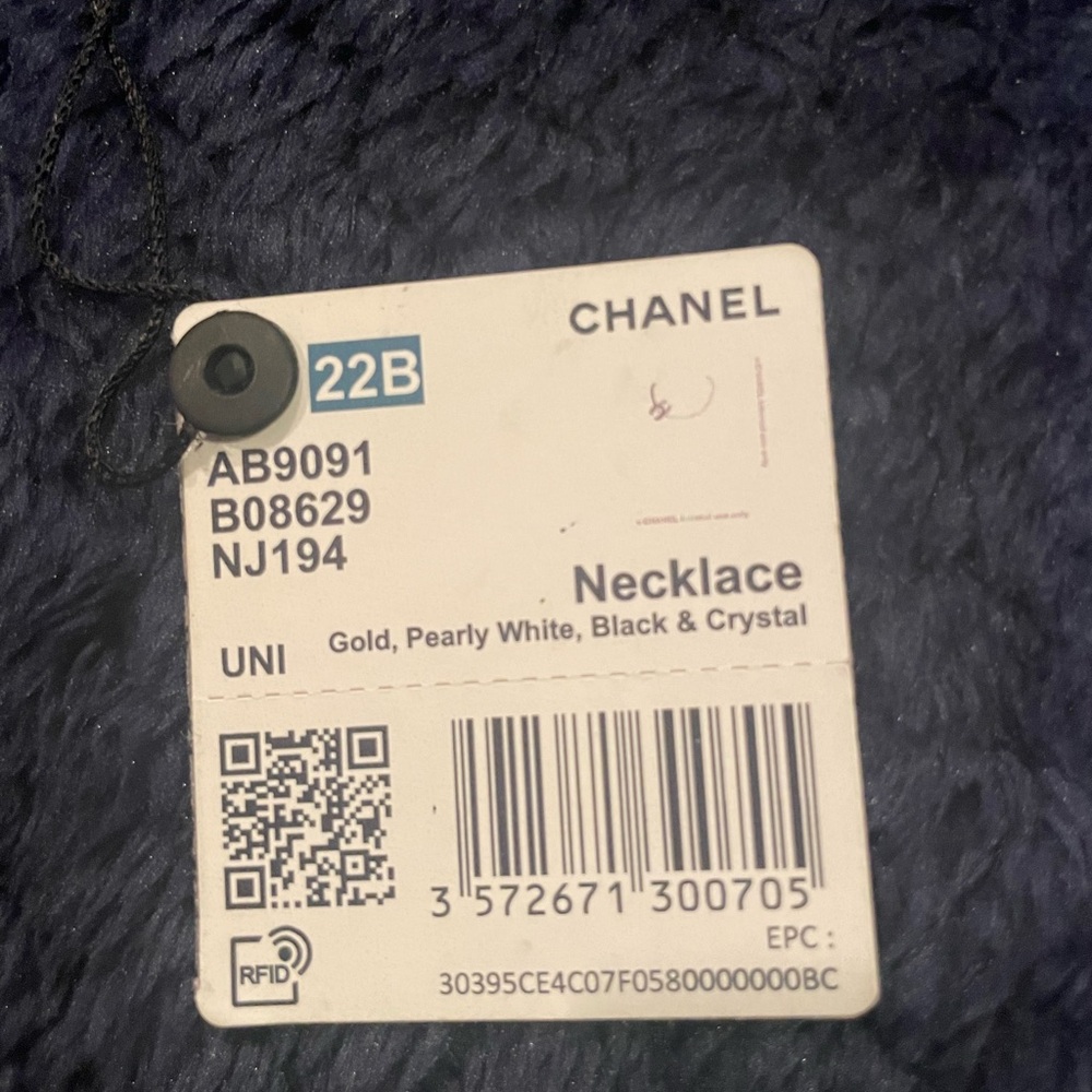 CHANEL Necklace with Pearls and Lambskin Leather Gold CC Chain Necklace Like New - Picture 5 of 6